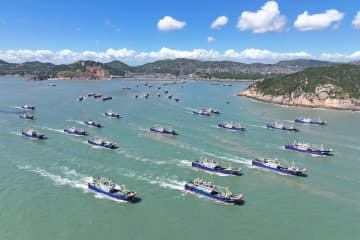 中国の黄海と東中国海海域で漁解禁　多数の漁船が出港