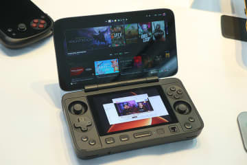 2画面目がパワーアップして帰ってきたポータブルWindowsゲーム機「AYANEO FLIP 1S DS」
