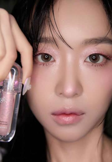 キラキラが可愛い♡ 目元に頰にグリッターコスメでY3K風の輝きをプラス！