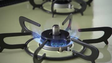 来月の電気・ガス代は一般家庭で700円程度値上がりへ…政府補助金終了の影響で
