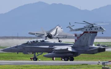米艦載機訓練、岩国基地に爆音　00年以来、硫黄島噴火で