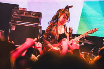 【ライブレポート】ギタリストSAKI、初のソロツアー＜Autumn Rain＞東京公演に全15曲のストーリーと決意「本当に感謝しています」