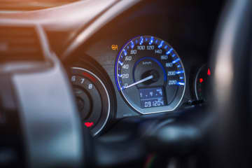 車は合計何キロ走ったら買い替えるべき？平均的な目安や年数、長く乗るための秘訣とは
