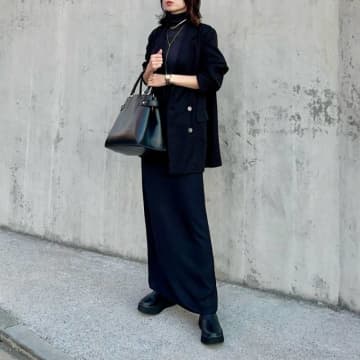 黒い服に黒いカバンってアリ？ 失敗しないトータルバランス術を徹底解説