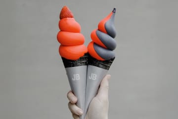 京都・伏見稲荷に新カフェ誕生！赤×黒ソフトクリームが話題