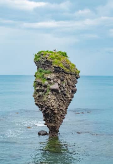 投稿主「すげぇバランスの岩があって草」海に浮かぶ倒れそうで倒れない岩が話題に！「倒れそう〜でも芸術作品みたい！」と驚きの声も