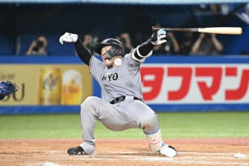 【巨人】岸田行倫にアクシデント　右肩に死球を受けて途中交代　代走に小林誠司が登場