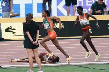 世界陸上で悪夢…女子3000m障害決勝で激しく転倒→担架搬送　V選手も心配「転倒する音が聞こえたけど…」