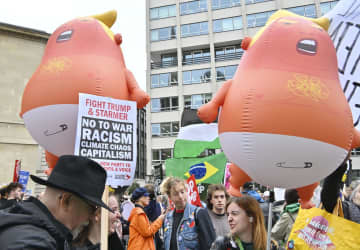 自国中心のトランプ氏に怒りの声　ロンドンで大規模抗議デモ
