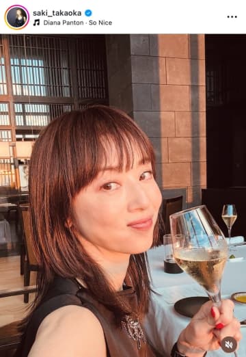 本当に52歳…！？高岡早紀が娘の誕生日にディナーショットを投稿→変わらぬ美しさに「あ、娘さん？」と見間違えるファン続出！