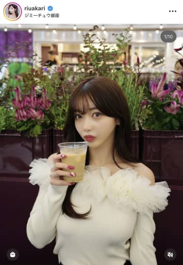 【あざとニット】Rちゃん、自身プロデュースの「あざとオフショルニット」姿をインスタでお披露目！