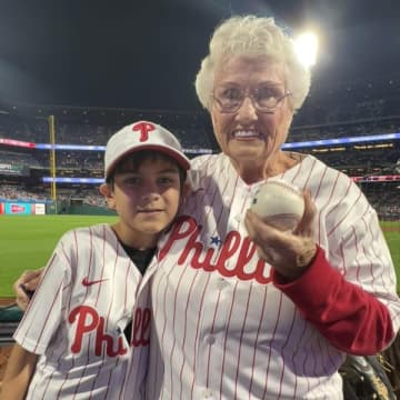 80歳の誕生日に贈られたファウルボールが大反響！ 心優しき米国少年の“決心”にフィリーズファンも拍手喝采