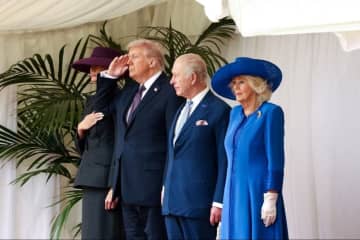 英国王夫妻、トランプ米大統領夫妻を歓迎　ウィンザー城