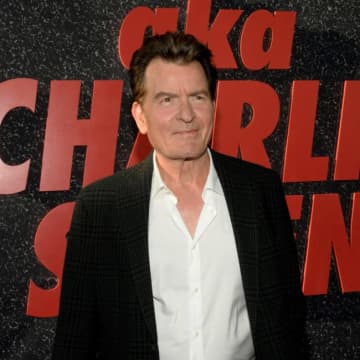 チャーリー・シーン、元恋人をクリントン元大統領から奪われそうになった！？