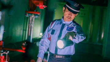 「年金20万円じゃ、ムリでした。」72歳・元警察官の悲痛な現実…孫の学費のため深夜に警備バイト、若い上司へ頭を下げる日々