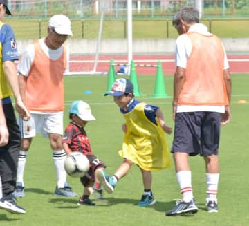 「歩くサッカー」普及へ　3世代、障害者も一緒に　茨城・日立で体験会