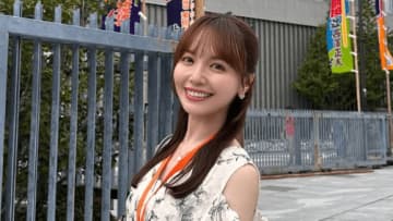 相撲好きタレント“肩見せオフショルコーデ”で秋場所観戦　透明感あふれる美貌ショットに国技館ざわつく