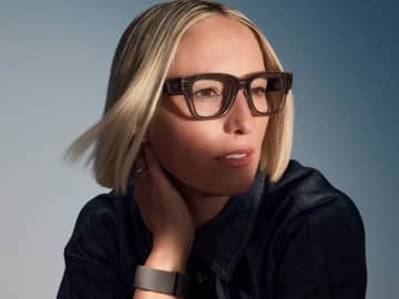 手指の動きでさり気なく操作できるスマートグラス「Meta Ray-Ban Display」