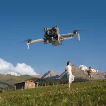 DJI、新型ドローン「DJI Mini 5 Pro」発表！　価格106,700円より、プロレベルの映像美、被写体トラッキング機能搭載
