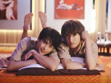 森崎ウィン×向井康二がタイ古式マッサージを受ける姿が　『（LOVE SONG）』オフショット