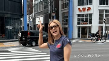 バレー女子日本代表・佐藤淑乃、オフの日に“さらさら金髪”の私服姿で有名YouTuberの聖地巡礼を満喫