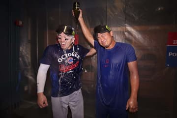 【MLB】「シャンパンは口から飲むより……」今永昇太の“珍言”炸裂、鈴木誠也は「コンタクトが吹っ飛んだ」 PS進出決定で美酒浴びる