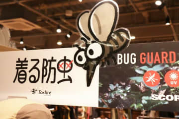 暑すぎる今年は「虫対策」がまだ必要！　防虫素材採用のハットとアームカバーで「着る防虫」を　ショップ店員に聞く