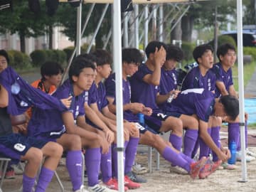サッカー部＆バスケ部、バドミントン部などからの助っ人で構成の新座総合・和光が合同チームとして初の県大会出場を狙う