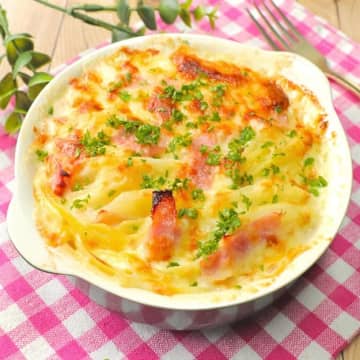 【じゃがいもに牛乳を注いで焼くだけ】「グラタンより簡単」「濃厚クリーミー」火を使わずに作れる絶品おかずレシピ