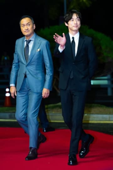 坂口健太郎、釜山に電撃登場。韓国メディアも心配する「ある変化」【PHOTO】