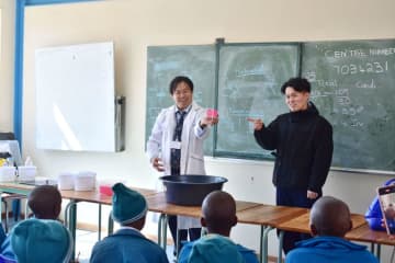 英語でジョーク、まるで漫才…同学年の教諭コンビ、南アフリカの教育機関で授業　大気圧を体感できる実験、現象を分かりやすく解説　器具が足りない環境でも「日本と同質の理科を学んで」