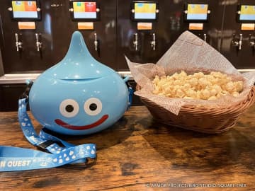 「ドラクエ」スライムのポップコーンバスケットがEXBAR TOKYO plusに登場バターしょうゆ味のポップコーンとセットで提供
