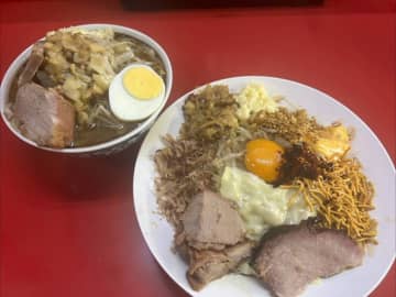 【#新宿地下ラーメン】伝説のコラボ！『ハイマウント』×『富士丸』が9月22日からコラボ出店！まぜそばとラーメンのコラボメニューを提供