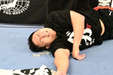 【全日本】世界タッグ調印式が大乱闘！ 王者・鈴木秀樹、挑戦者組を奇襲もまさかの返り討ち「HAVOCがすべてのベルトを手にする時を示すときが来た」