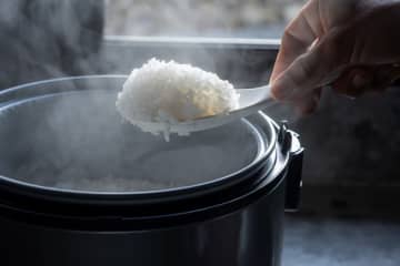 【体験談】「真空で40時間保温できる炊飯器」を買ったら、余りご飯を“冷凍する手間”がなくラク！ 放ったらかしで「電気代」は1ヶ月にいくらかかる？ 節約効果も試算