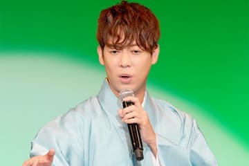 松阪ゆうき、都内でデビュー10周年記念コンサートを開催！　花園直道の踊りとのコラボや岡田美里とのデュエットも披露