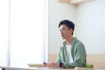 高卒の兄が「放送大学」へ入学！「社会人にはコスパがいい」とのことですが、今から大卒になる“メリット”はありますか？ 学費はどれだけかかるのでしょうか？