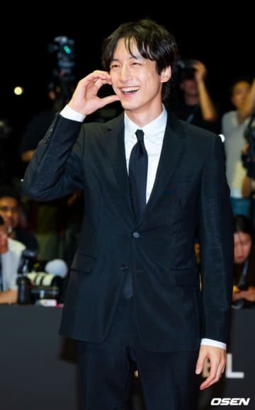 【PHOTO】坂口健太郎「釜山国際映画祭」開幕式のレッドカーペットに笑顔で登場（動画あり）