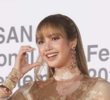 「BLACKPINK」のLISA、「第30回釜山国際映画祭（BIFF）」レッドカーペットで破格ドレスファッション …司会は俳優イ・ビョンホン