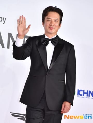 【PHOTO】チョン・ジュノからイ・スヒョク、ハ・ジョンウまで「釜山国際映画祭」開幕式のレッドカーペットに登場（動画あり）