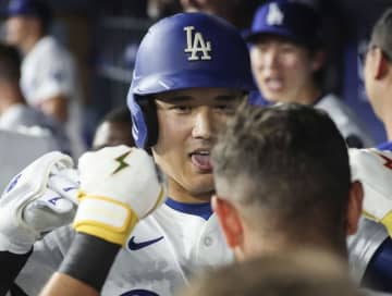 大谷、きょうも魅せてくれた！フィリーズ戦で2戦連発　「デコピンポーズ」も披露　シュワバーとの差は「2」に【MLB】