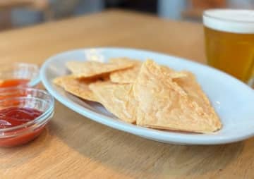 材料はスライスチーズだけ！ カリカリ食感の「チーズチップス」を作ってみた