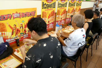 ファミチキ食べ放題イベント、全国10店舗で開催