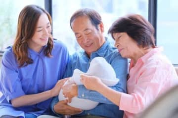 「義母が土下座」「1年半でアルバム10冊以上」「こんなに可愛くて大丈夫か？と謎の心配」などなど。じいじ・ばあばの孫フィーバー爆笑エピソード！