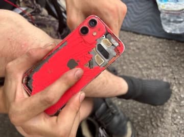 基盤むき出しのスマートフォン…Suica認証できず出張先で詰みかける。あまりにもボロボロな状態に「ターミネーターのラストの方」の声も