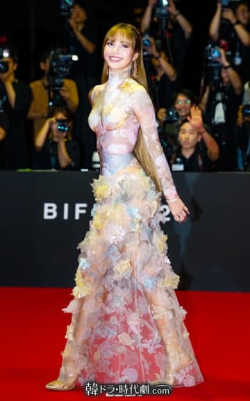 釜山で破格的な露出も!! レッドカーペットで輝いた女優たち【PHOTO】