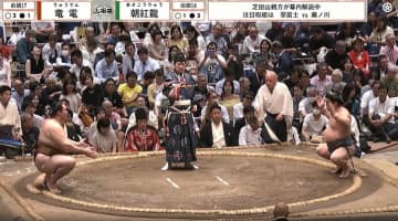 「すんげえ美人」大相撲客席に“両肩ざっくり”姿のラウンドガール 「モデルさんかな」「美女発見」ネットざわつく