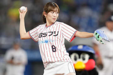 白ショーパンで豪快足上げ　ポニテになった美人アナに興奮…神宮熱狂のゆるふわ投球