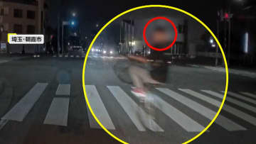 あわや事故の“無謀運転”　赤信号無視するロードバイク2人組　“ウィリー走行”の自転車が死角から出現