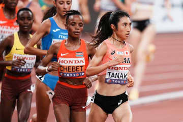 女子5000m田中希実、組5着で予選突破！　史上初の4大会連続決勝進出、中盤先頭の積極レースに国立歓声【東京世界陸上】